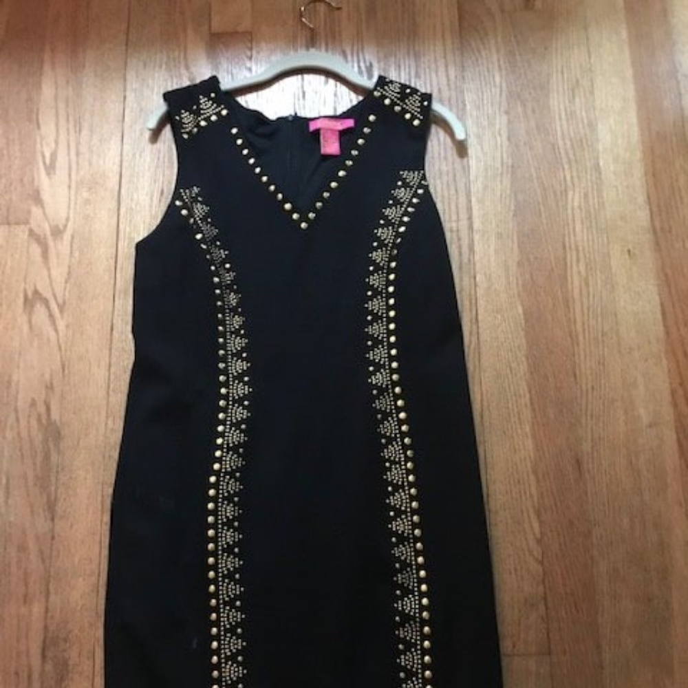 Black knee-length dress with Gold metal Details